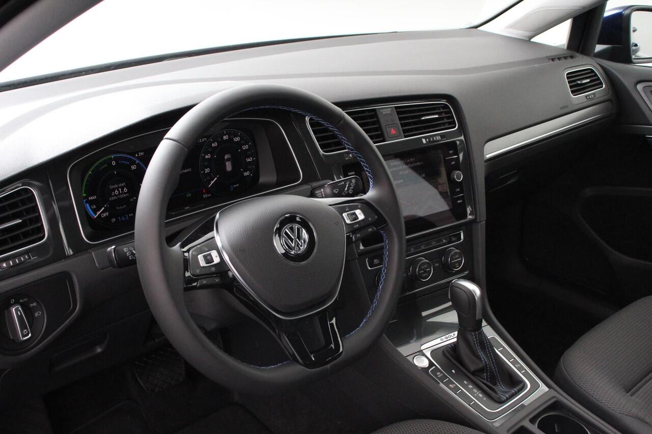 Volkswagen e-Golf Edition | Navigatie | Digitale Cockpit | Apple Carplay/Android Auto | Bluetooth | Cruise control adaptive | Lichtmetalen Velgen 17" | Camera | Parkeer sensoren | Stoelverwarming