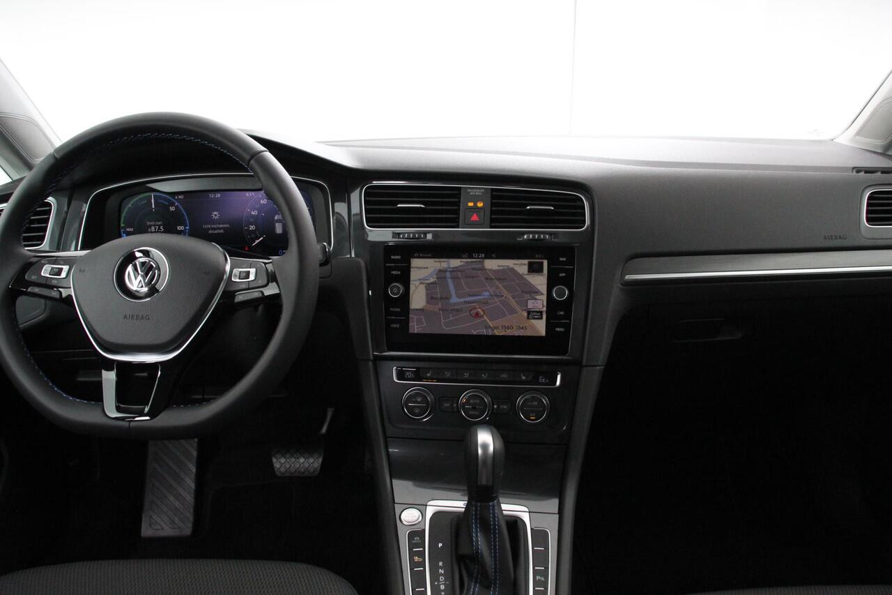 Volkswagen e-Golf Edition | Navigatie | Digitale Cockpit | Apple Carplay/Android Auto | Bluetooth | Cruise control adaptive | Lichtmetalen Velgen 17" | Camera | Parkeer sensoren | Stoelverwarming