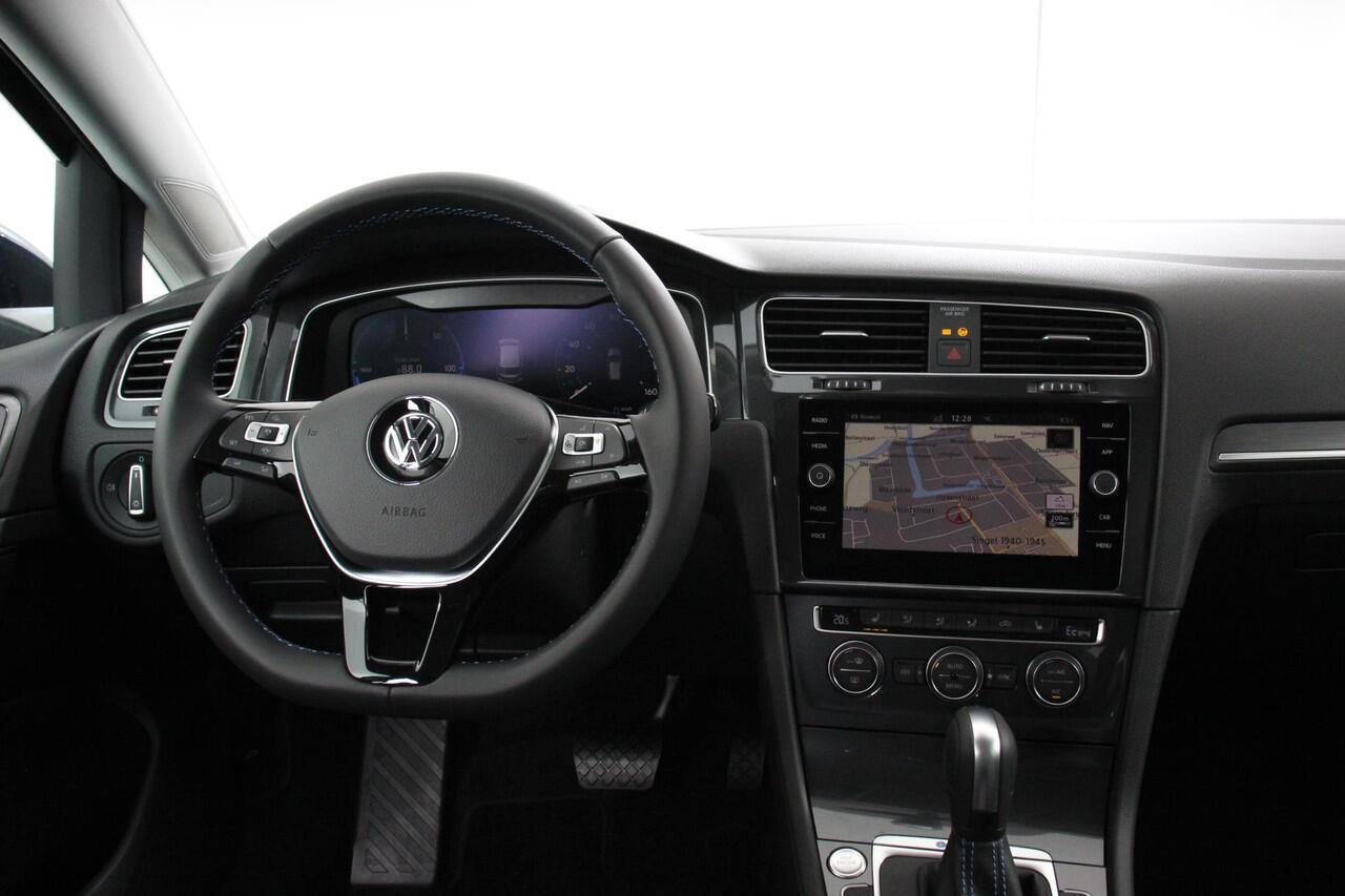Volkswagen e-Golf Edition | Navigatie | Digitale Cockpit | Apple Carplay/Android Auto | Bluetooth | Cruise control adaptive | Lichtmetalen Velgen 17" | Camera | Parkeer sensoren | Stoelverwarming