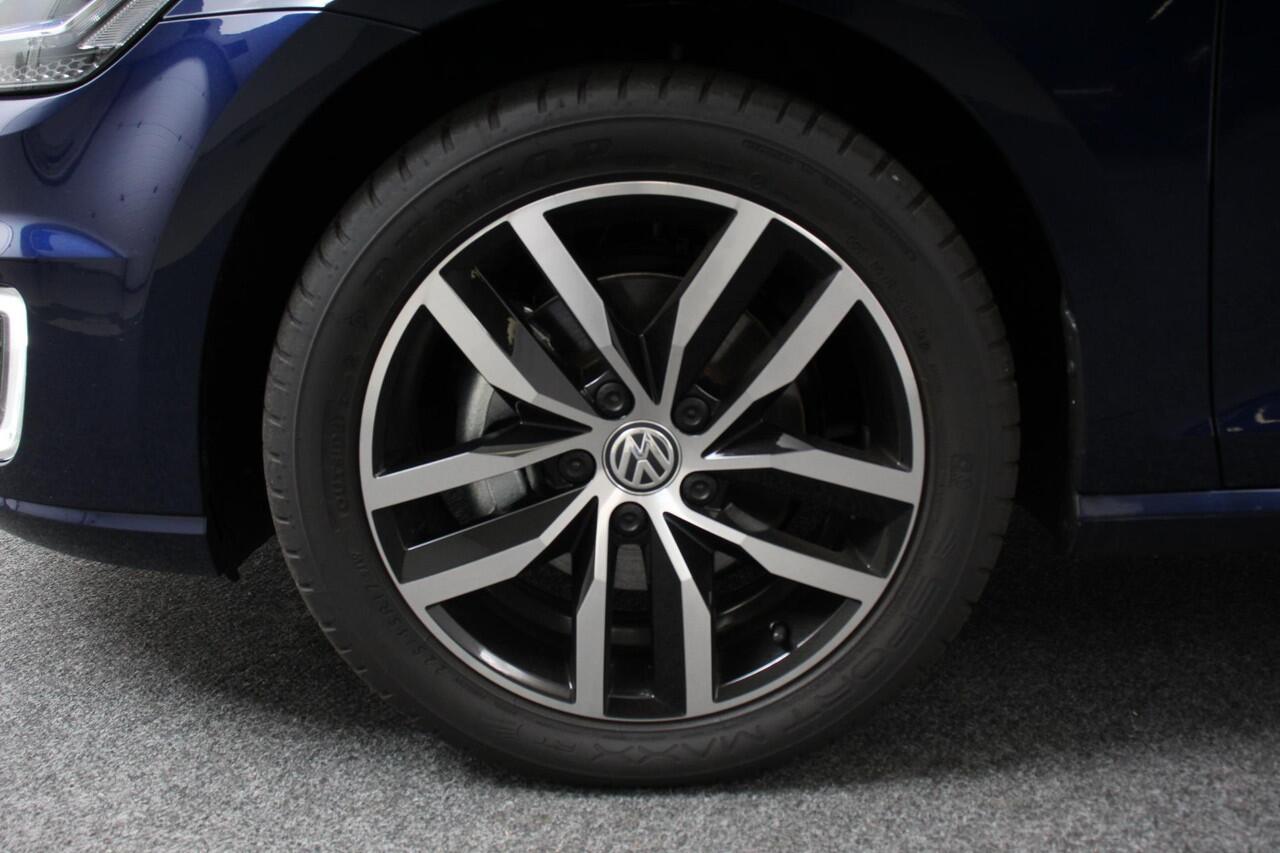 Volkswagen e-Golf Edition | Navigatie | Digitale Cockpit | Apple Carplay/Android Auto | Bluetooth | Cruise control adaptive | Lichtmetalen Velgen 17" | Camera | Parkeer sensoren | Stoelverwarming