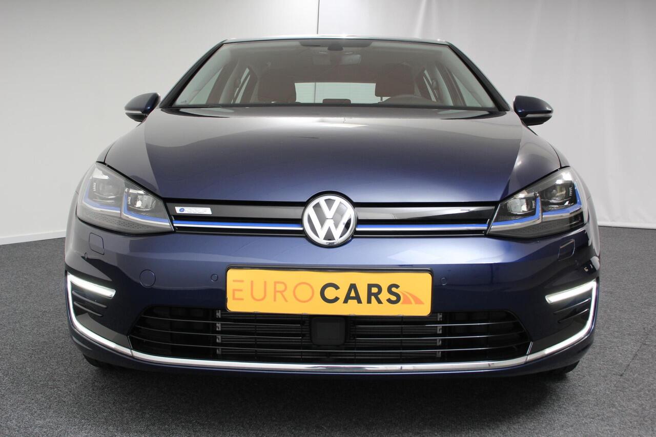Volkswagen e-Golf Edition | Navigatie | Digitale Cockpit | Apple Carplay/Android Auto | Bluetooth | Cruise control adaptive | Lichtmetalen Velgen 17" | Camera | Parkeer sensoren | Stoelverwarming