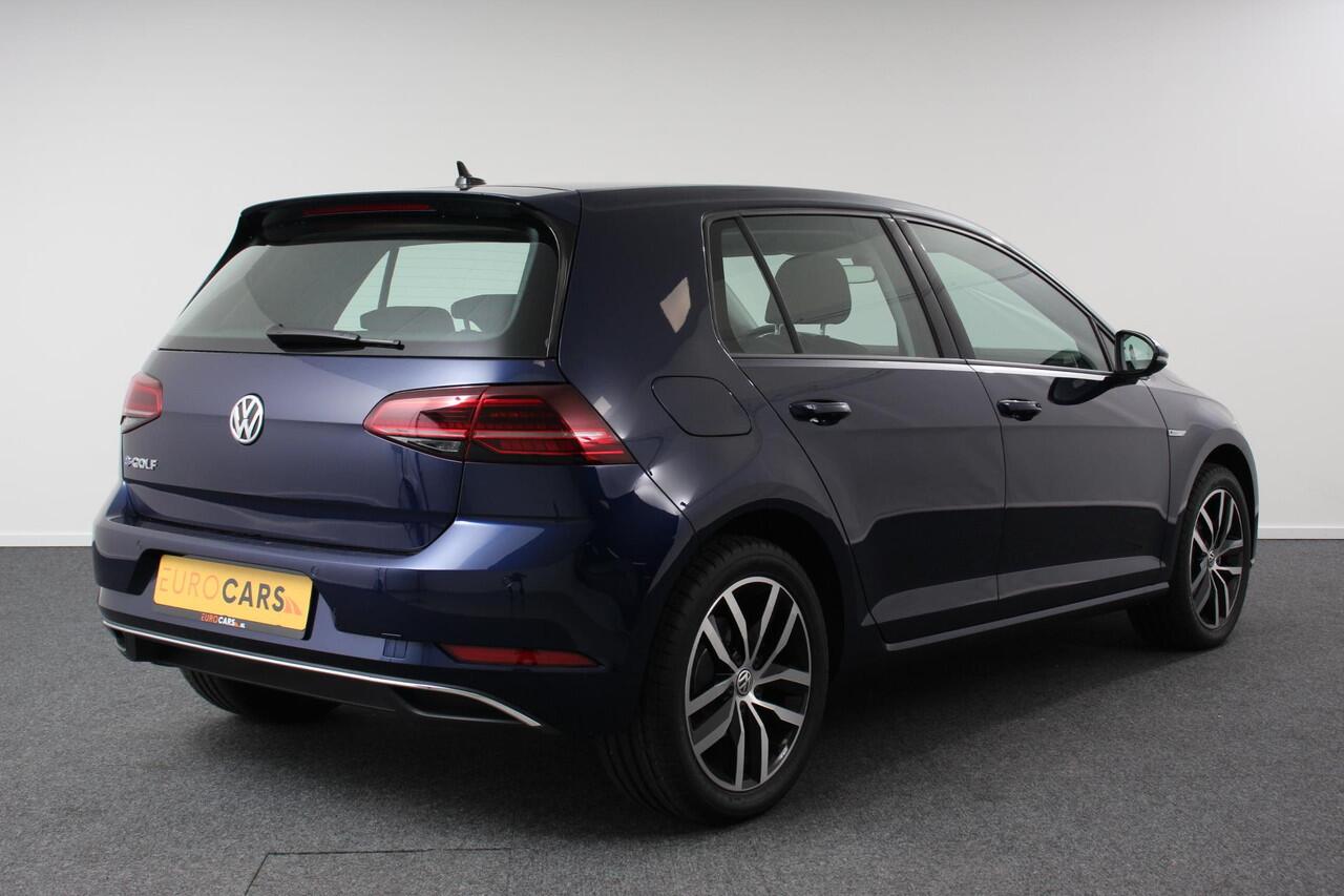 Volkswagen e-Golf Edition | Navigatie | Digitale Cockpit | Apple Carplay/Android Auto | Bluetooth | Cruise control adaptive | Lichtmetalen Velgen 17" | Camera | Parkeer sensoren | Stoelverwarming