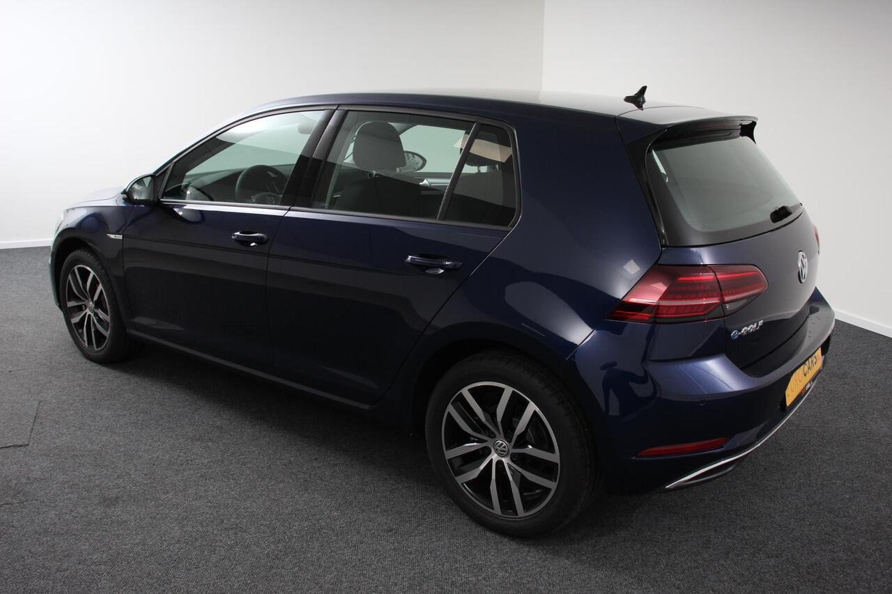 Volkswagen e-Golf Edition | Navigatie | Digitale Cockpit | Apple Carplay/Android Auto | Bluetooth | Cruise control adaptive | Lichtmetalen Velgen 17" | Camera | Parkeer sensoren | Stoelverwarming