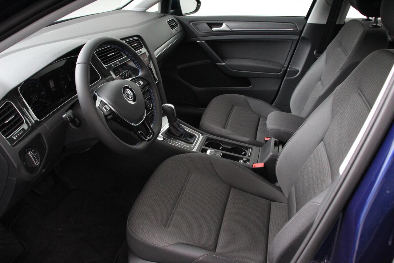Volkswagen e-Golf Edition | Navigatie | Digitale Cockpit | Apple Carplay/Android Auto | Bluetooth | Cruise control adaptive | Lichtmetalen Velgen 17" | Camera | Parkeer sensoren | Stoelverwarming