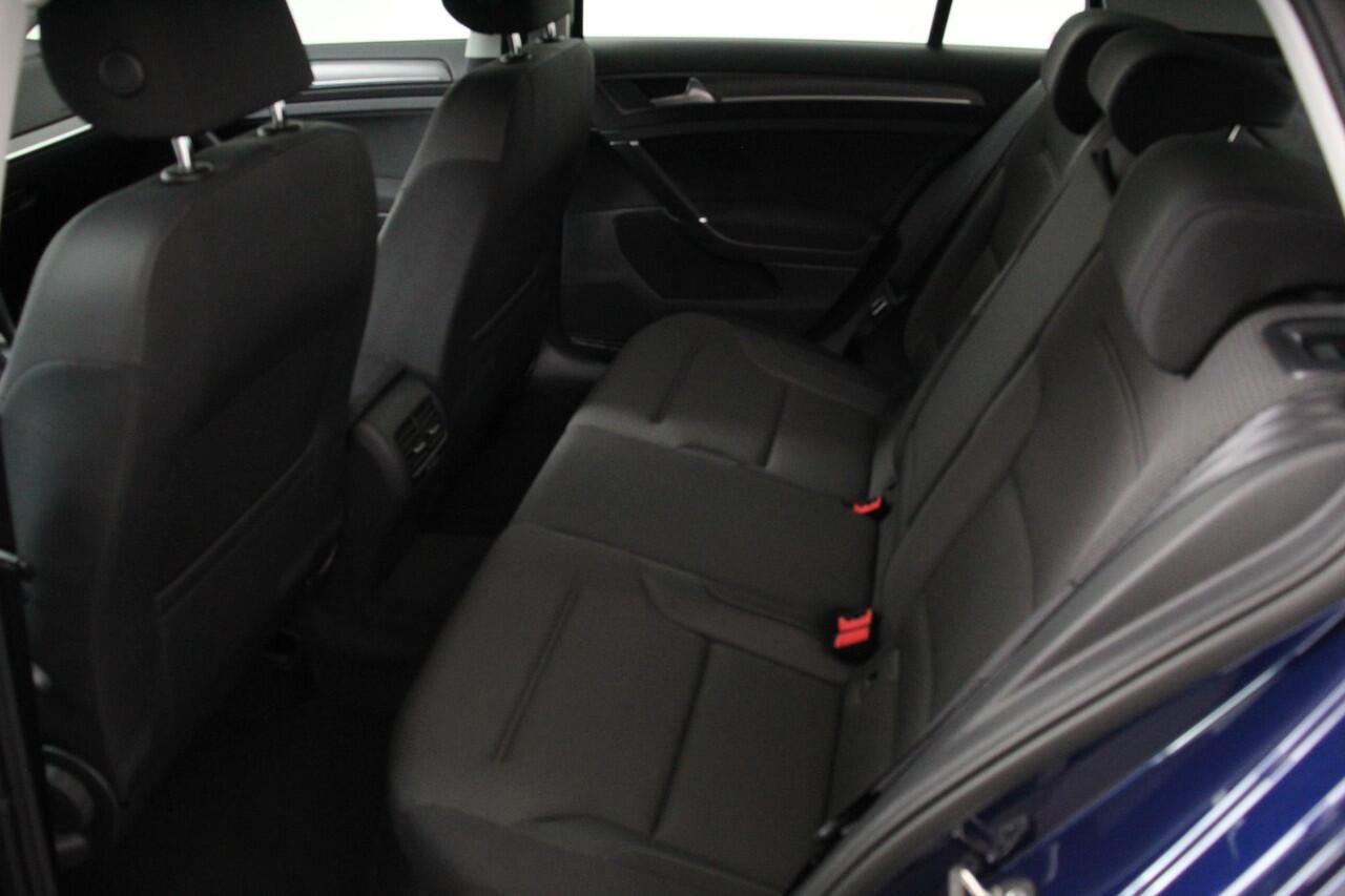 Volkswagen e-Golf Edition | Navigatie | Digitale Cockpit | Apple Carplay/Android Auto | Bluetooth | Cruise control adaptive | Lichtmetalen Velgen 17" | Camera | Parkeer sensoren | Stoelverwarming