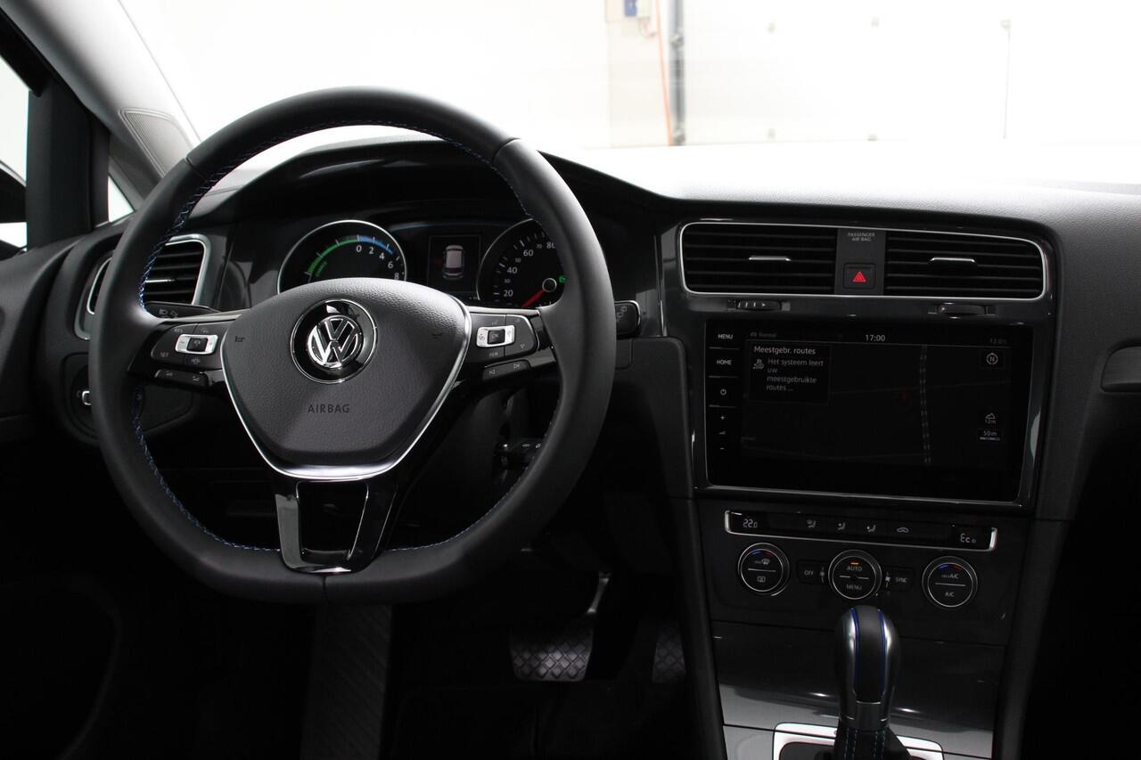 Volkswagen e-Golf Edition Navigatie Climate Control Cruise control adaptief Parkeer sensoren Lichtmetalen Velgen 17"