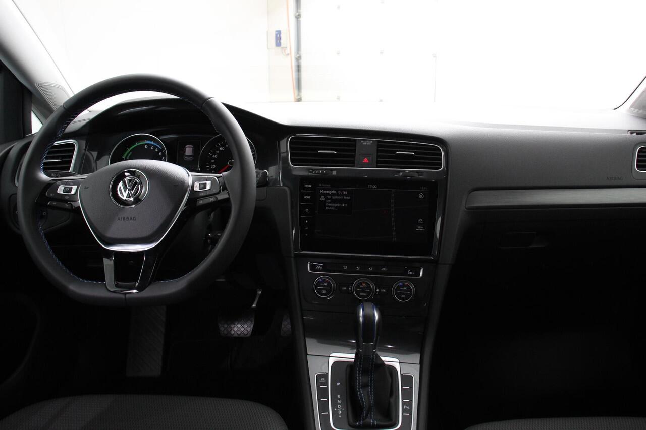 Volkswagen e-Golf Edition Navigatie Climate Control Cruise control adaptief Parkeer sensoren Lichtmetalen Velgen 17"