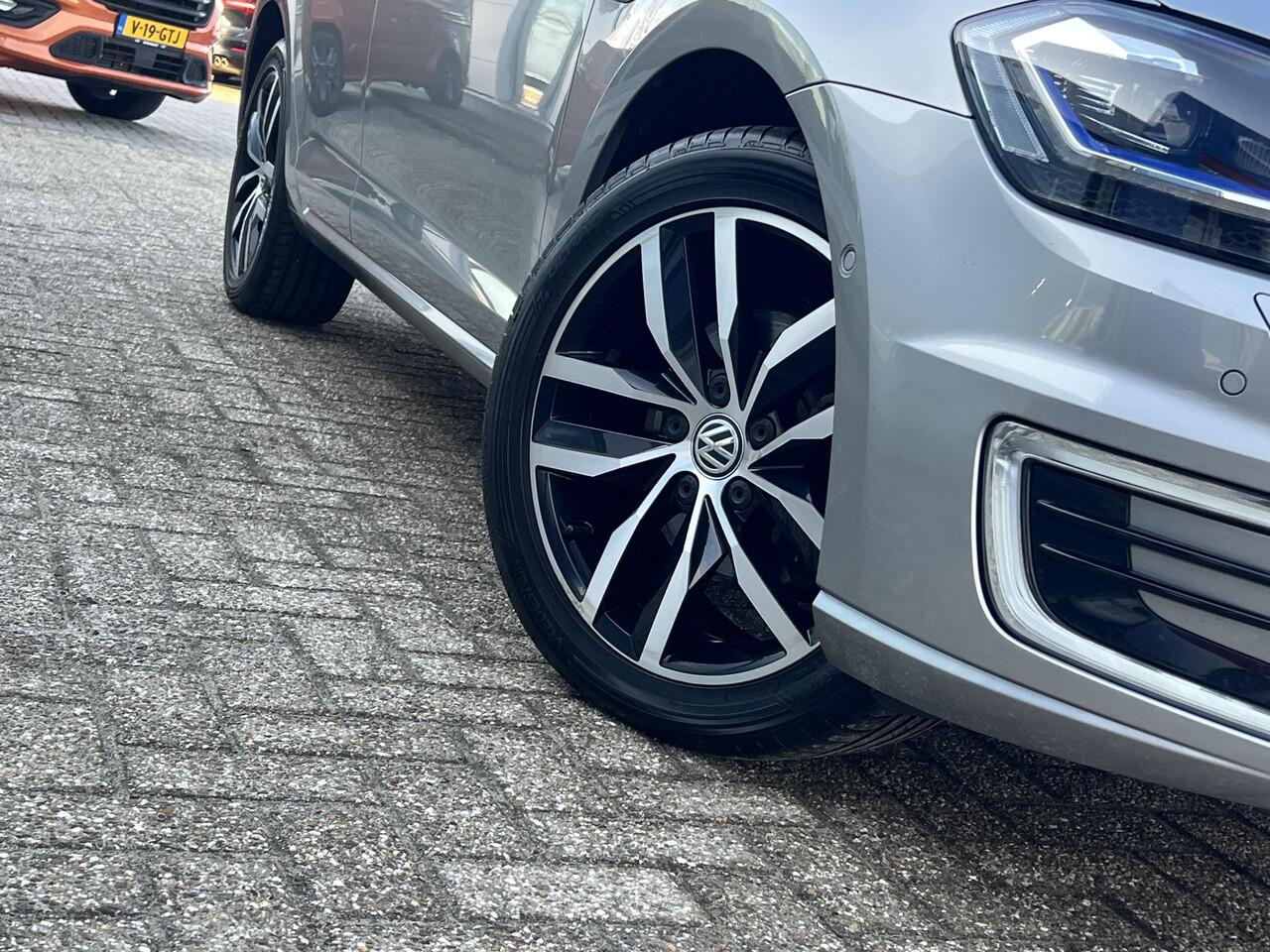 Volkswagen e-Golf e-Golf Virtual Cockpit | Lederen bekleding | Achteruitrijcamera | Warmtepomp | SOH 88,9% |