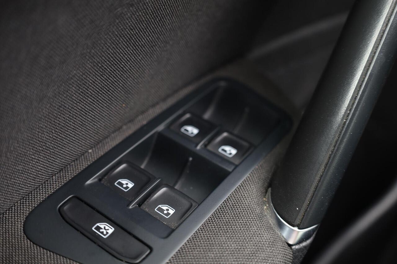 Volkswagen e-Golf E-DITION E Golf, volledig electrisch, 17" LMV Madrid , Discover navi, Extra getint achter, achteruitrij camera