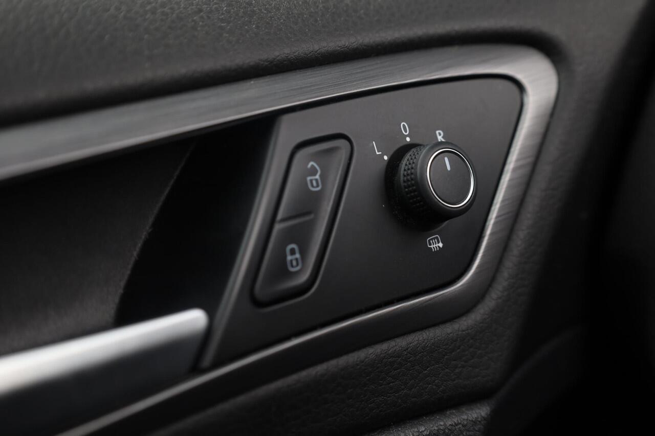 Volkswagen e-Golf E-DITION E Golf, volledig electrisch, 17" LMV Madrid , Discover navi, Extra getint achter, achteruitrij camera