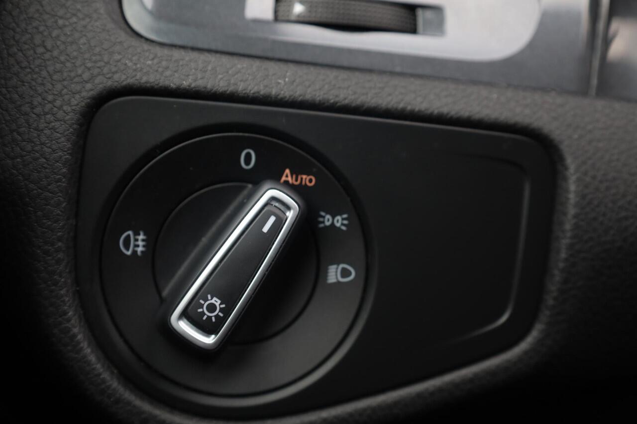 Volkswagen e-Golf E-DITION E Golf, volledig electrisch, 17" LMV Madrid , Discover navi, Extra getint achter, achteruitrij camera