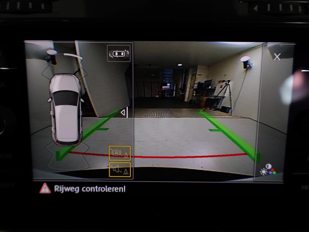 Volkswagen e-Golf E-DITION 136 pk | Navigatie | Warmtepomp | Parkeersensoren | Achteruitrijcamera | Autom. airco | Voll. digitaal instrumentenpaneel |