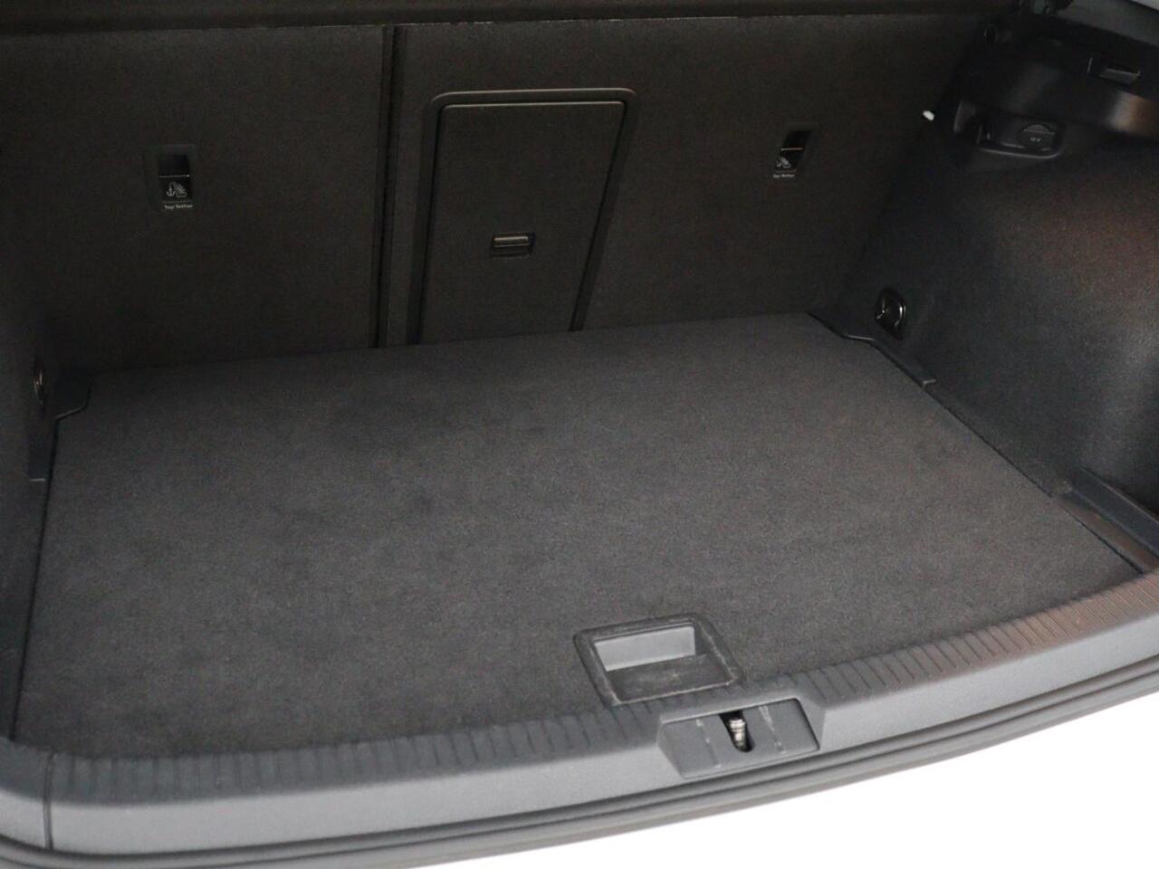 Volkswagen e-Golf E-DITION | Stoelverwarming | Warmtepomp | Carplay | Adaptive cruise | Virtual Cockpit | Navigatie | LED Plus | Getint glas | Climate control