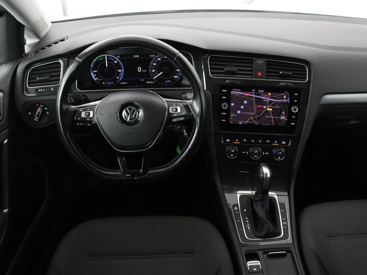 Volkswagen e-Golf E-DITION | Stoelverwarming | Warmtepomp | Carplay | Adaptive cruise | Virtual Cockpit | Navigatie | LED Plus | Getint glas | Climate control