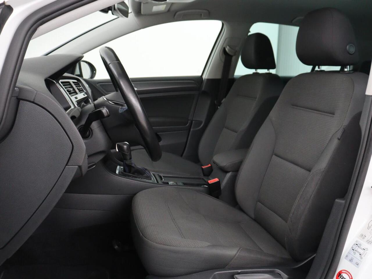 Volkswagen e-Golf E-DITION | Stoelverwarming | Warmtepomp | Carplay | Adaptive cruise | Virtual Cockpit | Navigatie | LED Plus | Getint glas | Climate control