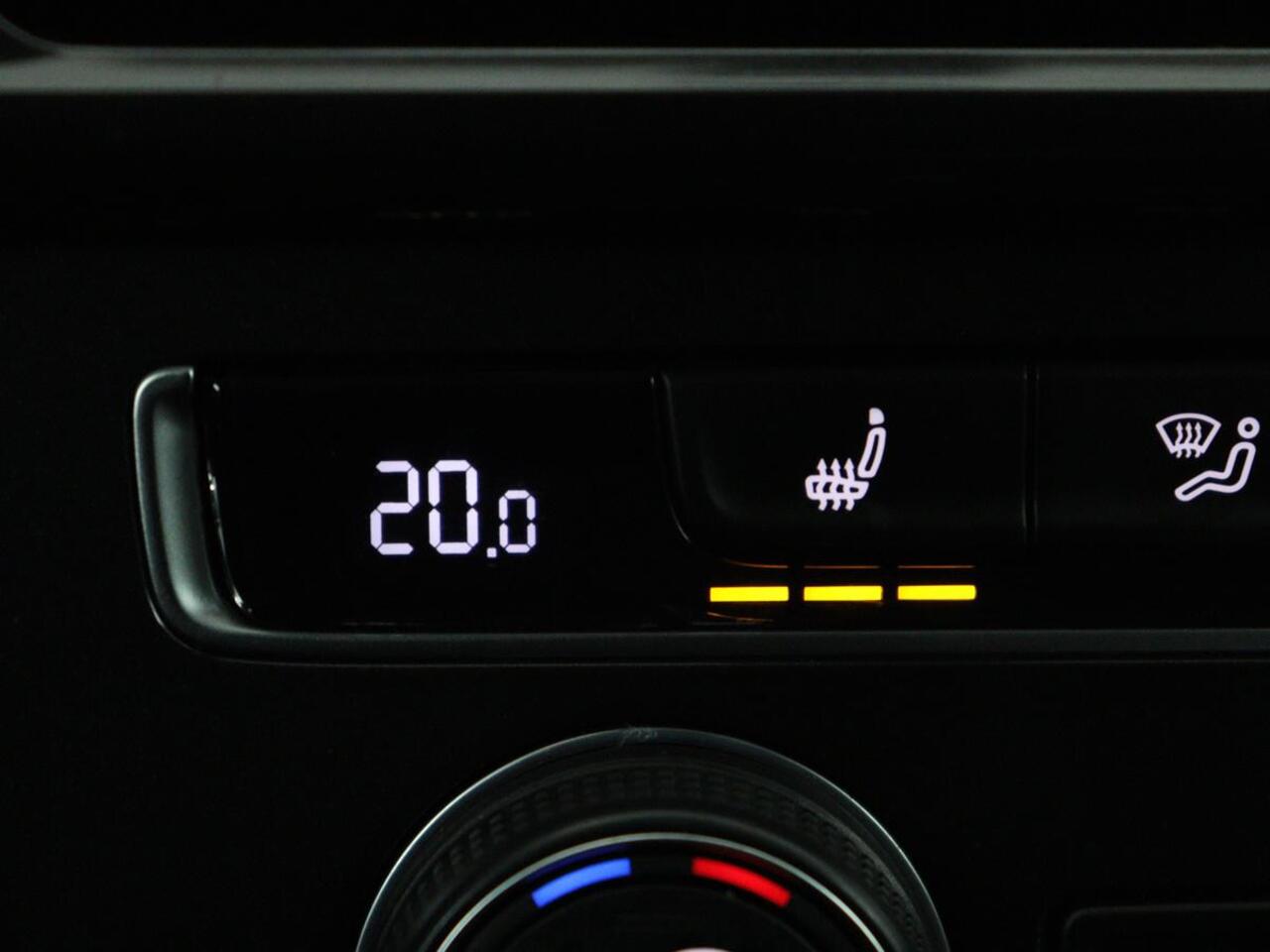 Volkswagen e-Golf E-DITION | Stoelverwarming | Warmtepomp | Carplay | Adaptive cruise | Virtual Cockpit | Navigatie | LED Plus | Getint glas | Climate control