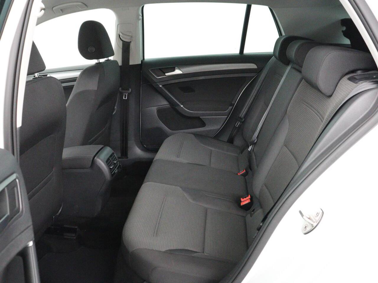 Volkswagen e-Golf E-DITION | Stoelverwarming | Warmtepomp | Carplay | Adaptive cruise | Virtual Cockpit | Navigatie | LED Plus | Getint glas | Climate control