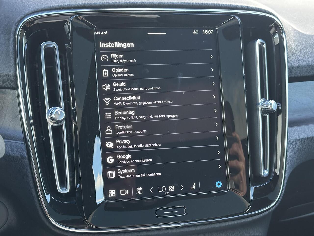 Volvo C40 Recharge Twin Intro Edition 78 kWh Adaptive cruise control / BLIS / 360 Camera / elektr. stoelverstelling / Harman Kardon Audio / Stoel- en stuurverwarming / Keyless Drive