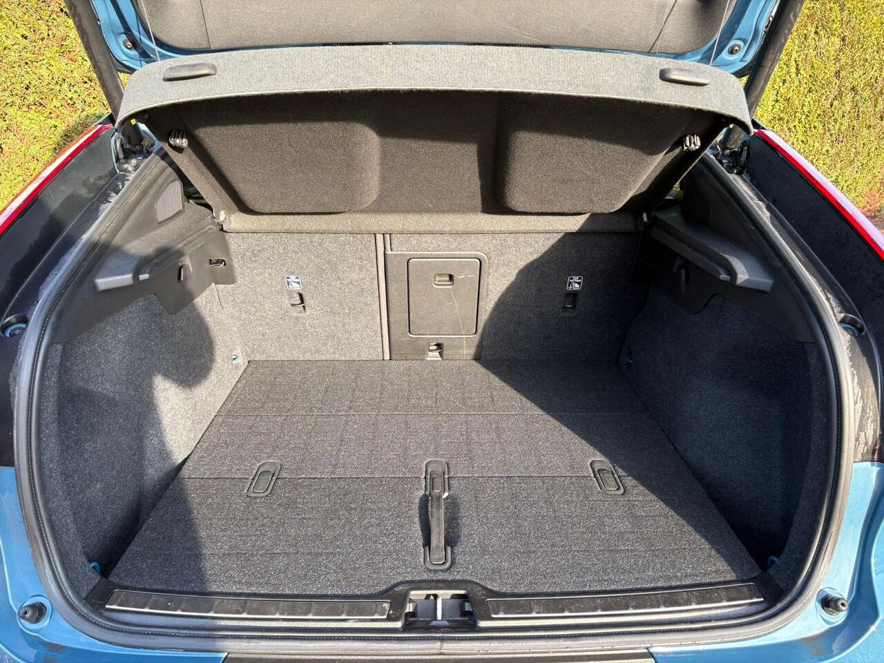 Volvo C40 Recharge Twin Intro Edition 78 kWh | Panoramadak | Harman/Kardon | Stoel & Stuur Verwarming | Trekhaak | 360 Camera |