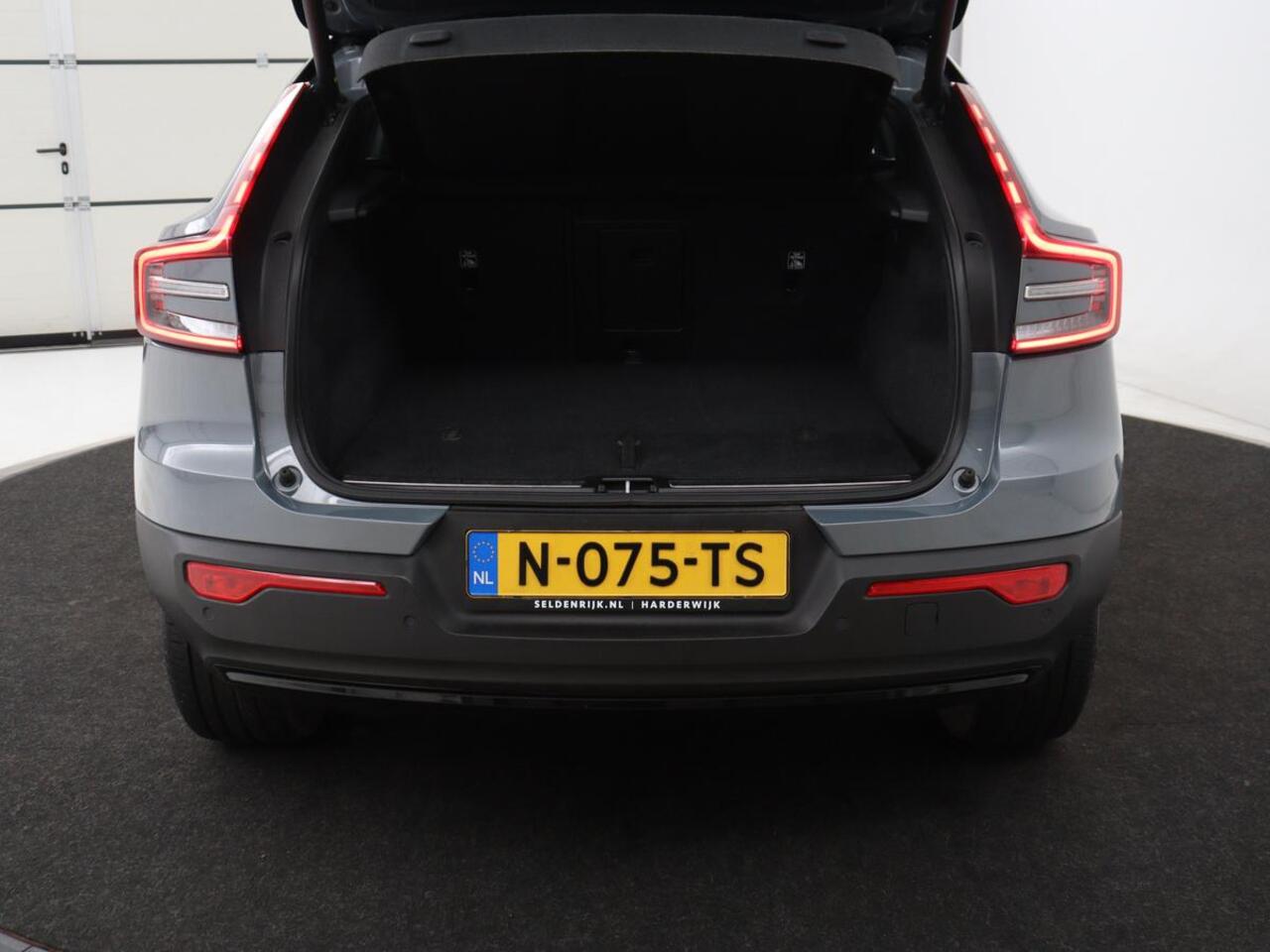Volvo C40 Recharge Twin Intro Edition 78 kWh | Panoramadak | 360 Camera | Stoelverwarming | Harman/Kardon | Warmtepomp | Adaptive cruise | Matrix LED | Carplay | Memory | Stuurverwarming