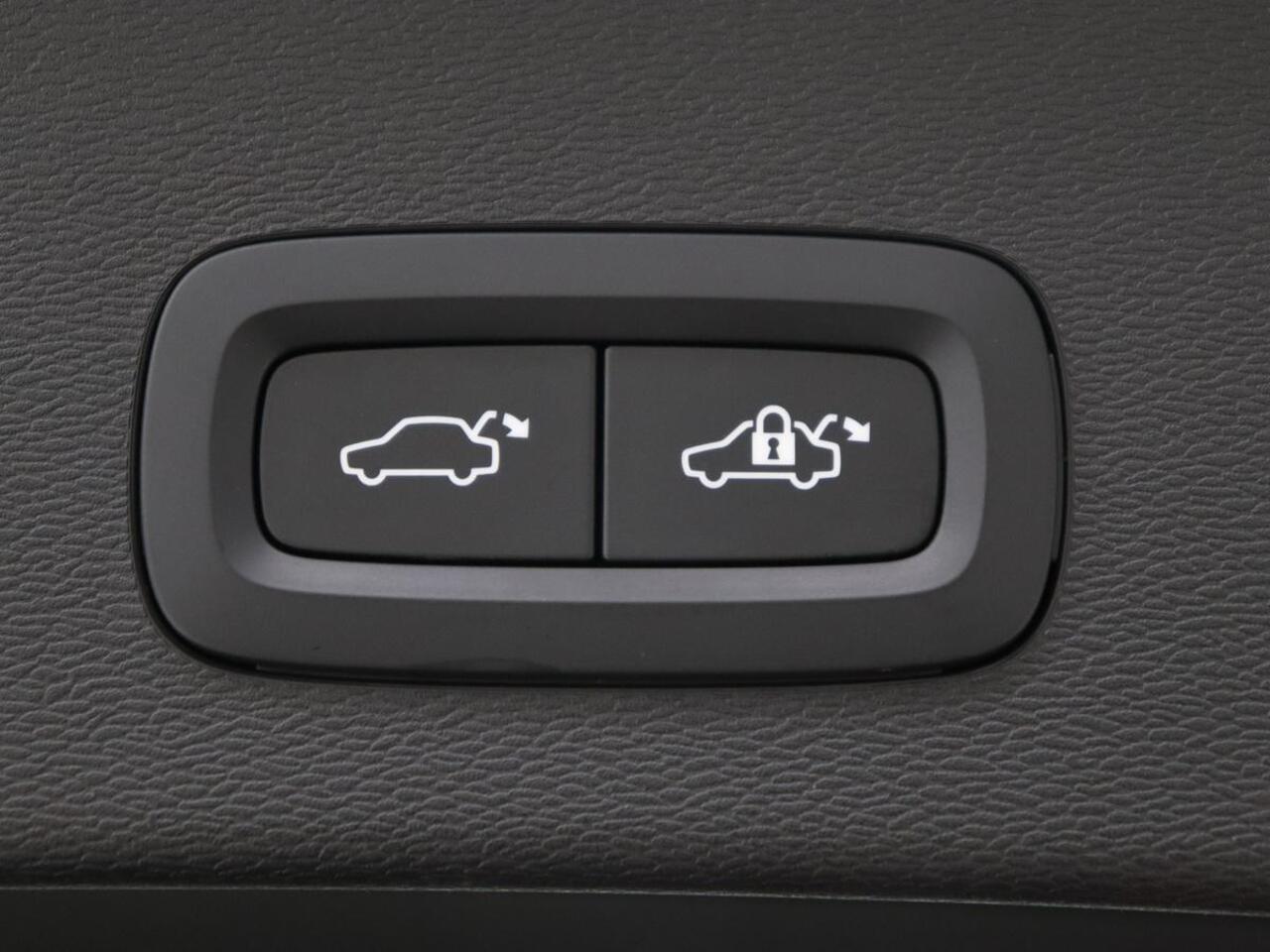 Volvo C40 Recharge Plus 69 kWh | Panoramadak | Stoelverwarming | Harman/Kardon | Warmtepomp | Carplay | Adaptive cruise | Stuurverwarming | 360 Camera | Full LED