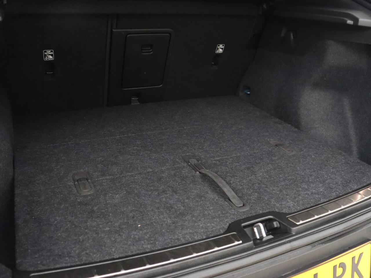 Volvo C40 Recharge Plus 69 kWh | Panoramadak | Stoelverwarming | Harman/Kardon | Warmtepomp | Carplay | Adaptive cruise | Stuurverwarming | 360 Camera | Full LED