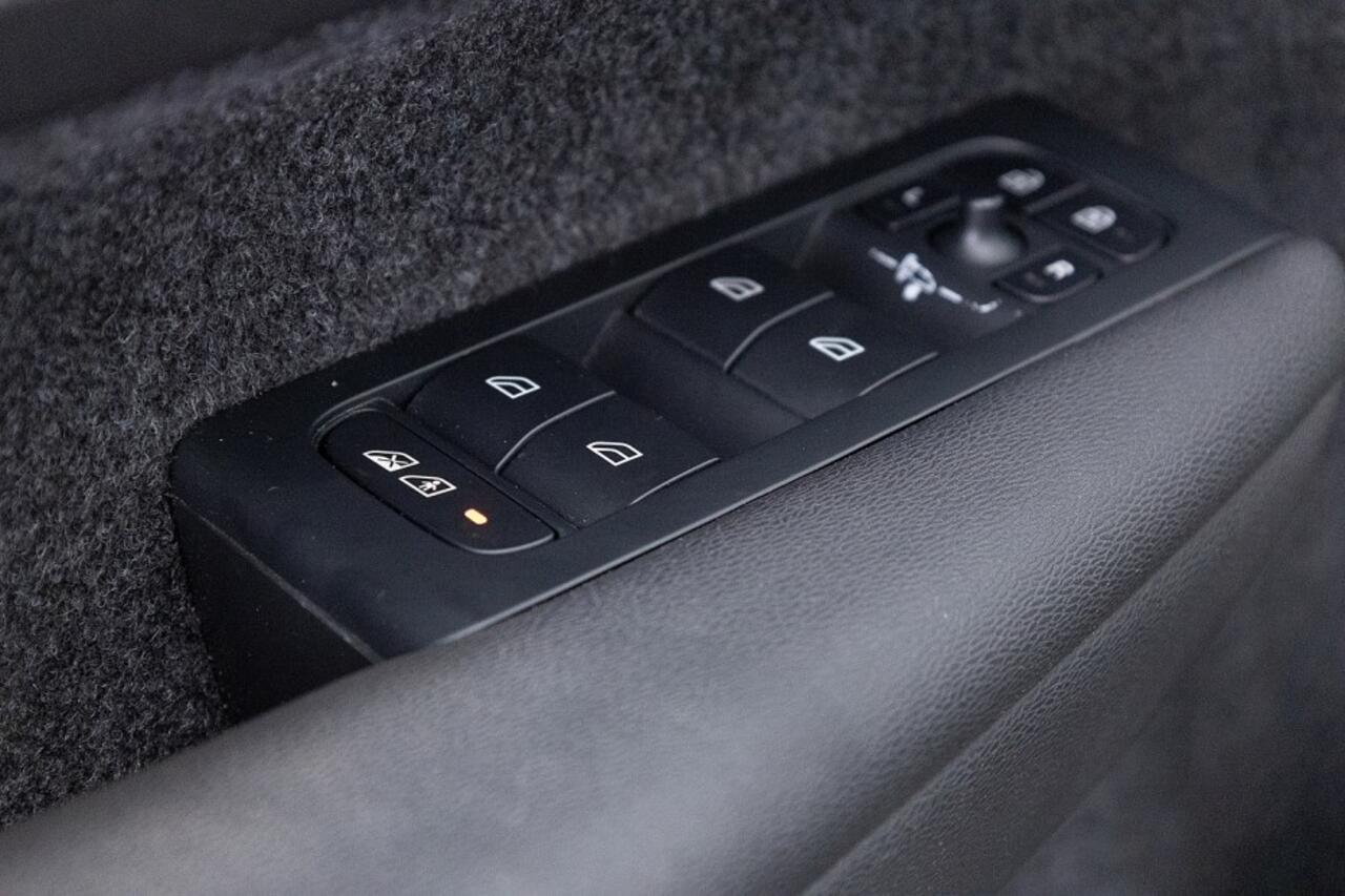 Volvo C40 Recharge Core 70 kWh | PANORAMADAK | Full LED | ECC | NAVI