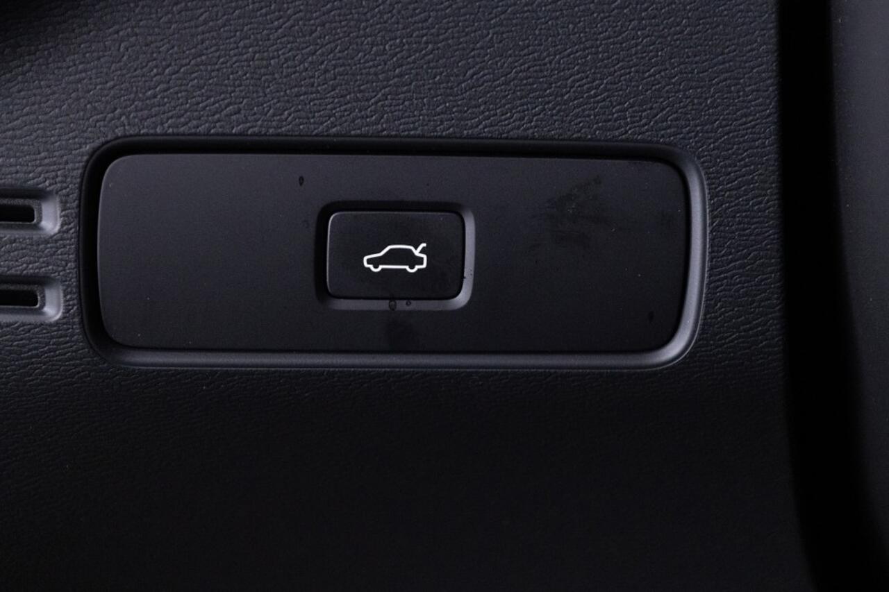 Volvo C40 Recharge Twin Motor Plus 408PK AWD | PANORAMADAK | Trekhaak