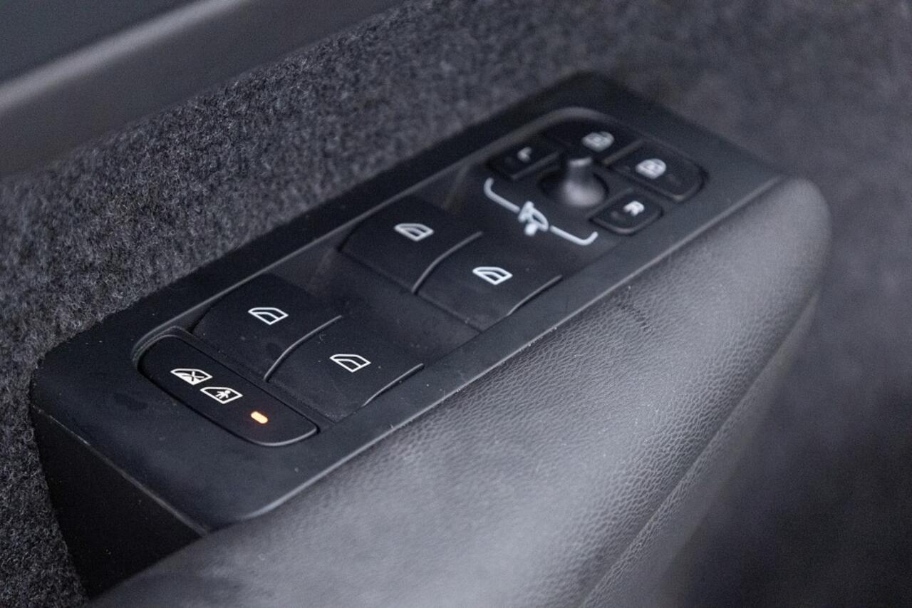 Volvo C40 Recharge Twin Motor Plus 408PK AWD | PANORAMADAK | Trekhaak