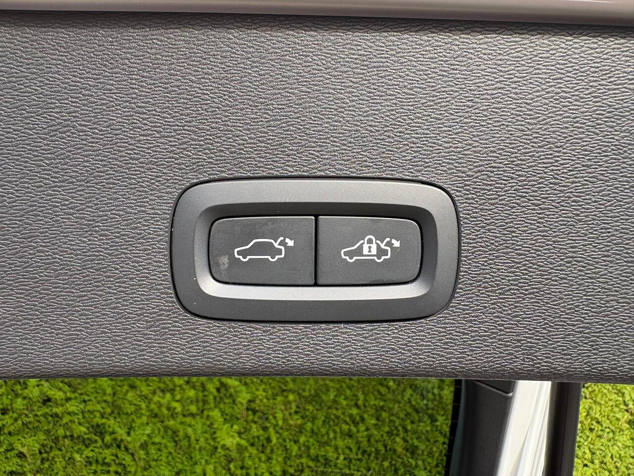 Volvo C40 Recharge Plus 69 kWh | Panoramadak | Stoel & Stuur Verwarming | 20" |