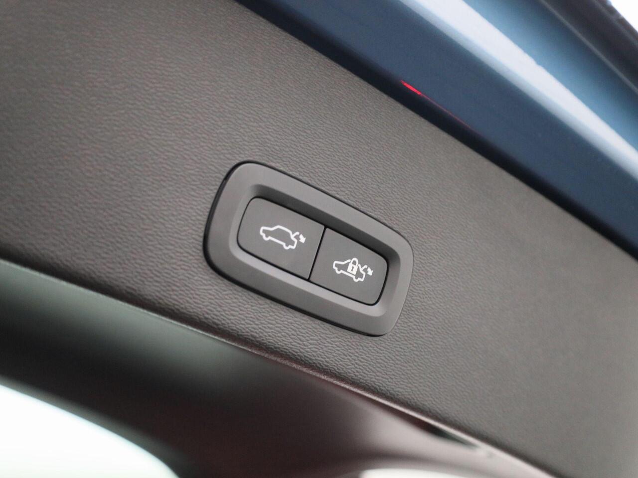 Volvo C40 Recharge Extended Range Plus | Adaptive Cruise Control | Achteruitrijcamera | Allseason Banden | Stoel- en Stuurverwarming | Keyless | Apple Carplay/Android Auto | Elektrische Koffersluiting | Glazen dak