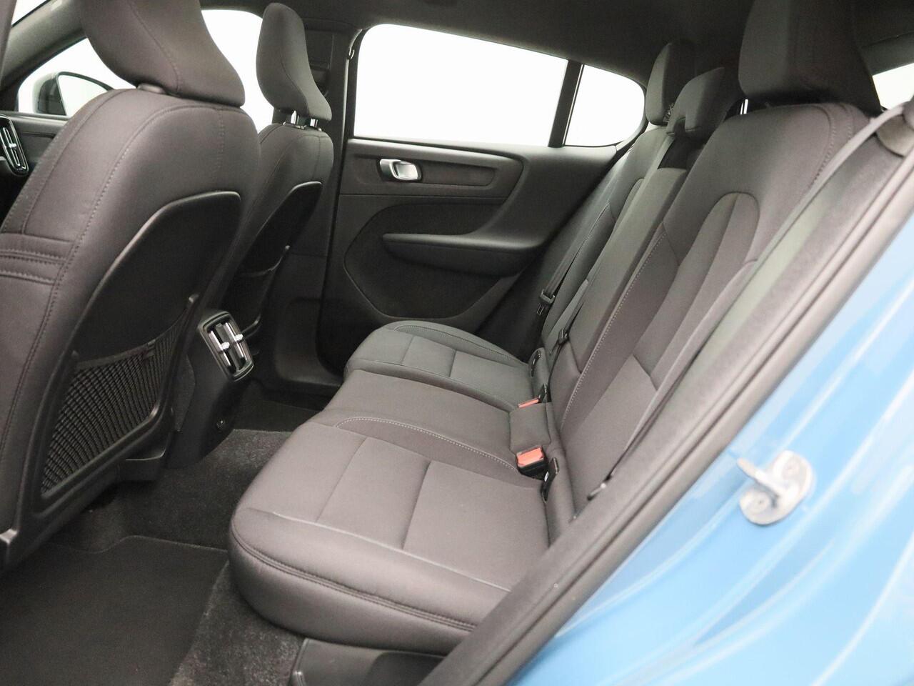 Volvo C40 Recharge Extended Range Plus | Adaptive Cruise Control | Achteruitrijcamera | Allseason Banden | Stoel- en Stuurverwarming | Keyless | Apple Carplay/Android Auto | Elektrische Koffersluiting | Glazen dak