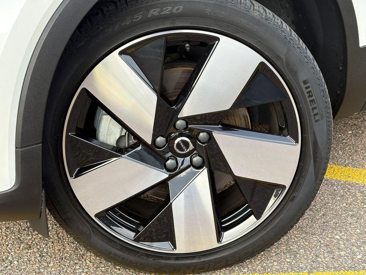 Volvo C40 Recharge Plus 69 kWh | Panoramadak | Stoel & Stuur Verwarming | 20" |