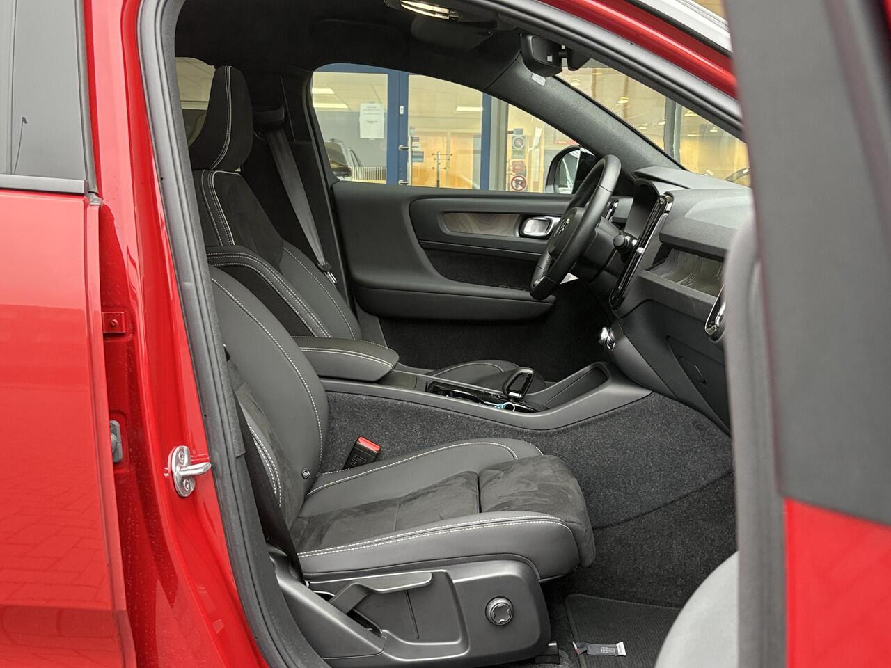 Volvo C40 Recharge Plus 69 kWh | Panoramadak | Adaptive cruise control | Stoel- & Stuurverwarming | Camera