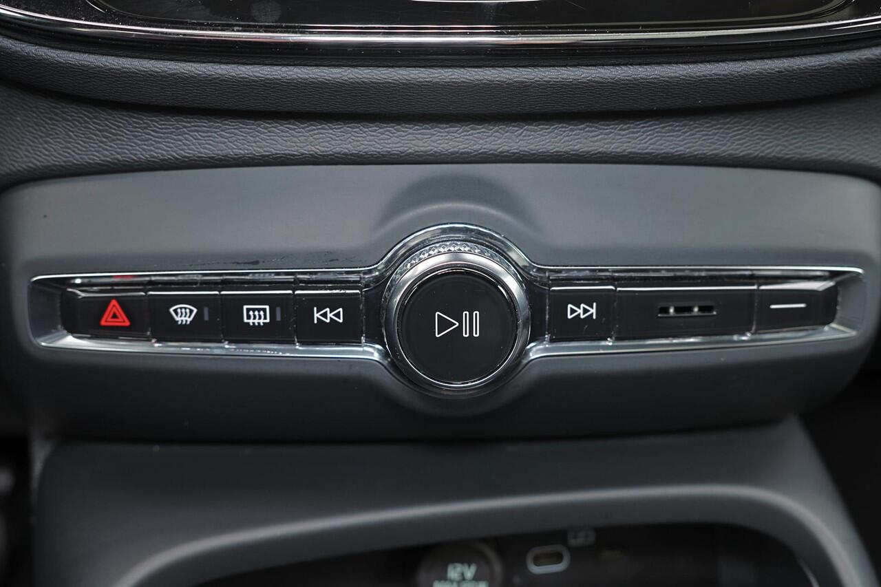 Volvo C40 Extended Range Ultimate 82 kWh - Panoramadak - IntelliSafe Assist & Surround - 360º Camera - Harman/Kardon audio - Verwarmde voorstoelen, stuur & achterbank - Parkeersensoren voor & achter - Elektr. bedienb. voorstoelen met geheugen links - Draadloze tel.