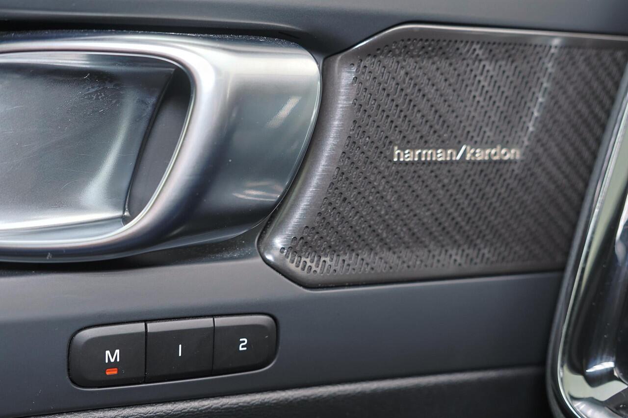 Volvo C40 Extended Range Ultimate 82 kWh - Panoramadak - IntelliSafe Assist & Surround - 360º Camera - Harman/Kardon audio - Verwarmde voorstoelen, stuur & achterbank - Parkeersensoren voor & achter - Elektr. bedienb. voorstoelen met geheugen links - Draadloze tel.