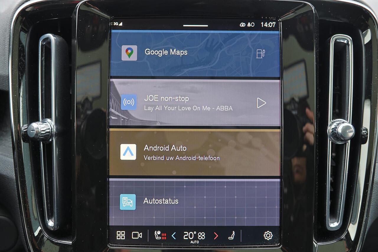 Volvo C40 Extended Range Ultimate 82 kWh - Panoramadak - IntelliSafe Assist & Surround - 360º Camera - Harman/Kardon audio - Verwarmde voorstoelen, stuur & achterbank - Parkeersensoren voor & achter - Elektr. bedienb. voorstoelen met geheugen links - Draadloze tel.