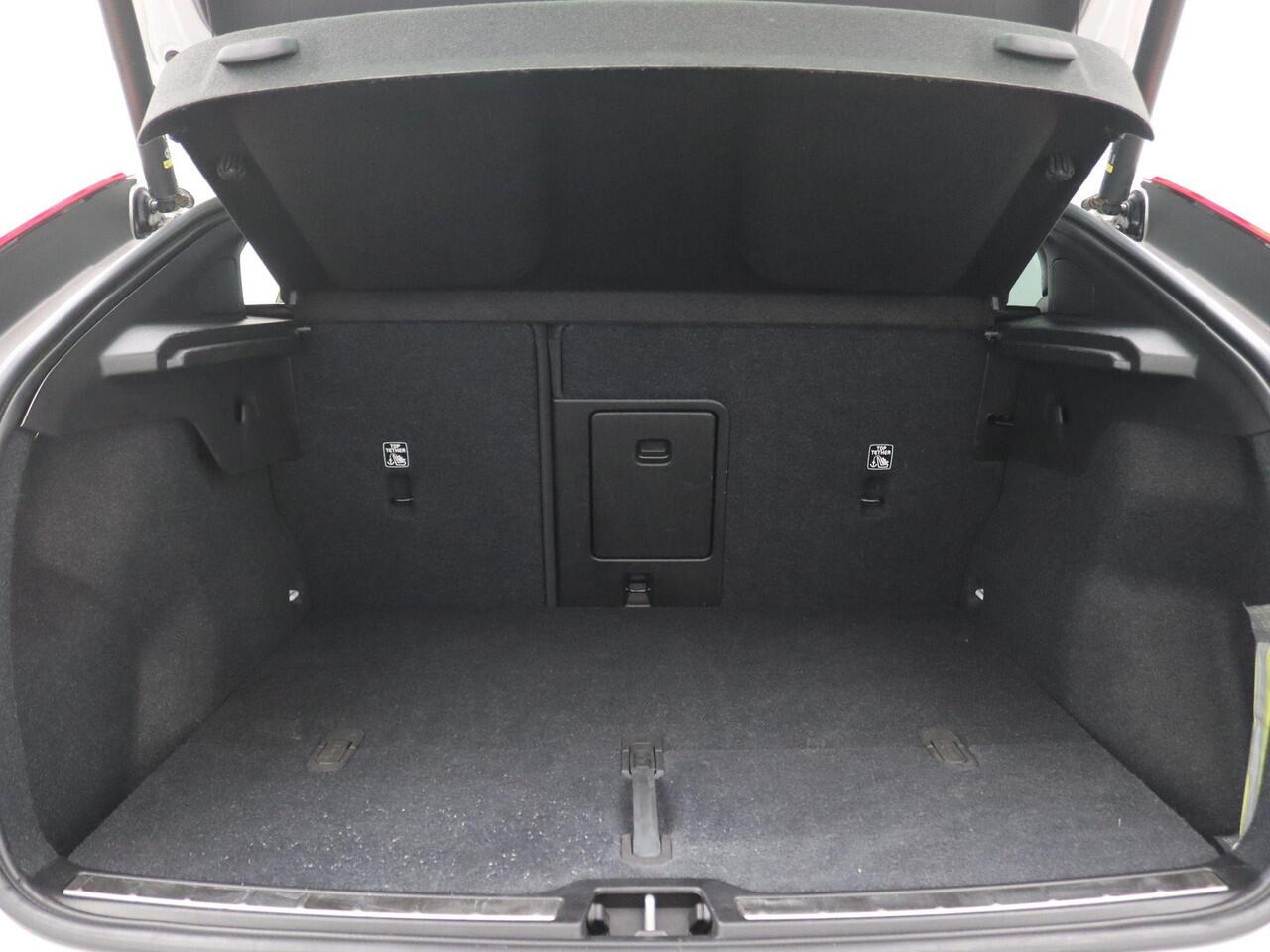 Volvo C40 Recharge Twin Ultimate 78 kWh 408PK Aut. SOH 92,15%, Panoramadak, Trekhaak, Harman Kardon Audio, Achteruitrijcamera, 20" LM Velgen, Memorystoel, Elektr. Achterklep, Stoel-Stuurverwarming, Adaptieve Cruise Controle