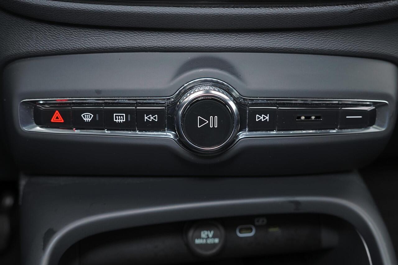 Volvo C40 Extended Range Plus 82 kWh - Panoramadak - IntelliSafe Assist & Surround - Parkeercamera achter - Parkeersensoren voor & achter - Elektr. bedienb. bestuurdersstoel met geheugen - Draadloze tel. lader - Warmtepomp - Extra getint glas - Elektr. inklapbare t