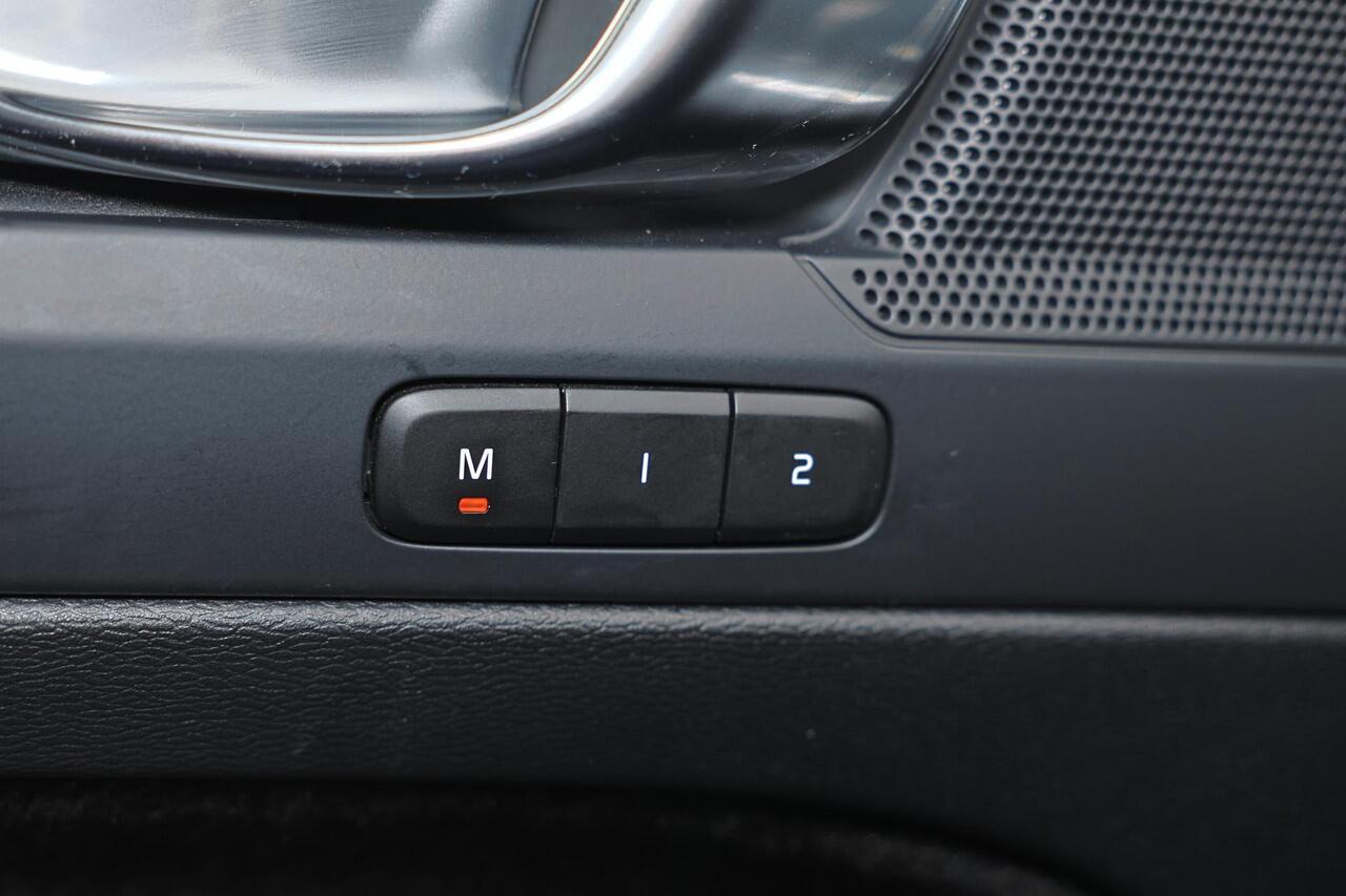 Volvo C40 Extended Range Plus 82 kWh - Panoramadak - IntelliSafe Assist & Surround - Parkeercamera achter - Parkeersensoren voor & achter - Elektr. bedienb. bestuurdersstoel met geheugen - Draadloze tel. lader - Warmtepomp - Extra getint glas - Elektr. inklapbare t