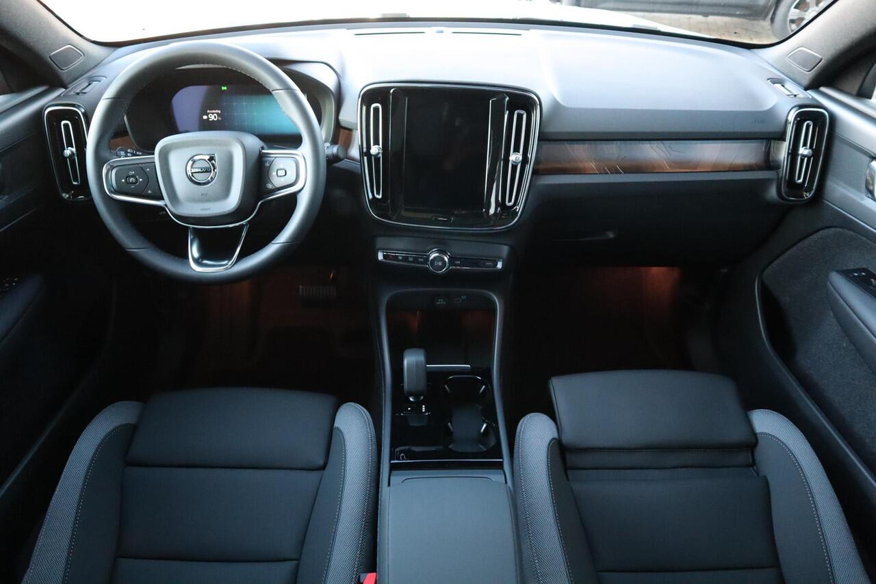 Volvo C40 Single Motor Extended Range Plus l Warmtepomp l Adaptieve Cruise Control met Pilot Assist l Blind Spot Information System l Panoramadak l Verwarmbare voorstoelen l Verwarmbaar stuurwiel l Park Assist voor + achter met camera l 2-zone Electronic Climate Co