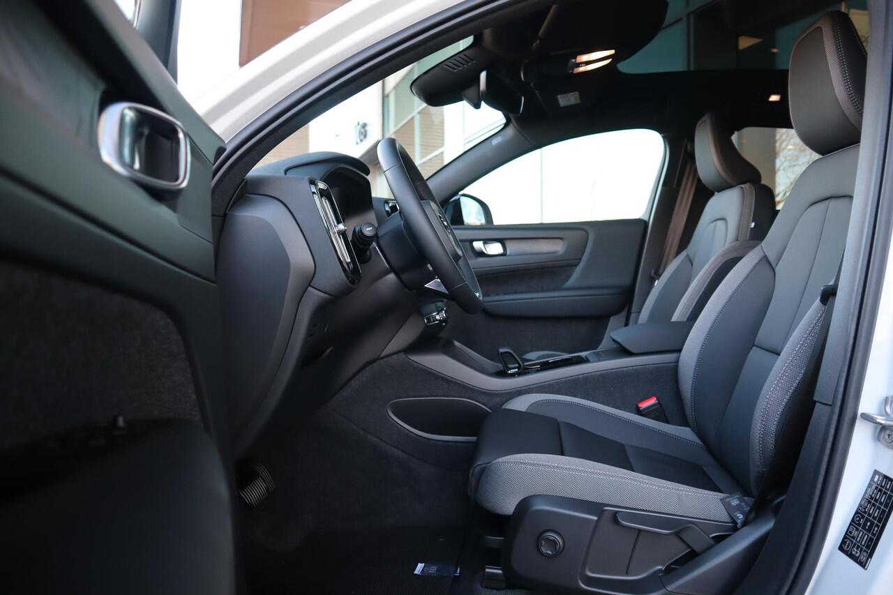 Volvo C40 Single Motor Extended Range Plus l Warmtepomp l Adaptieve Cruise Control met Pilot Assist l Blind Spot Information System l Panoramadak l Verwarmbare voorstoelen l Verwarmbaar stuurwiel l Park Assist voor + achter met camera l 2-zone Electronic Climate Co