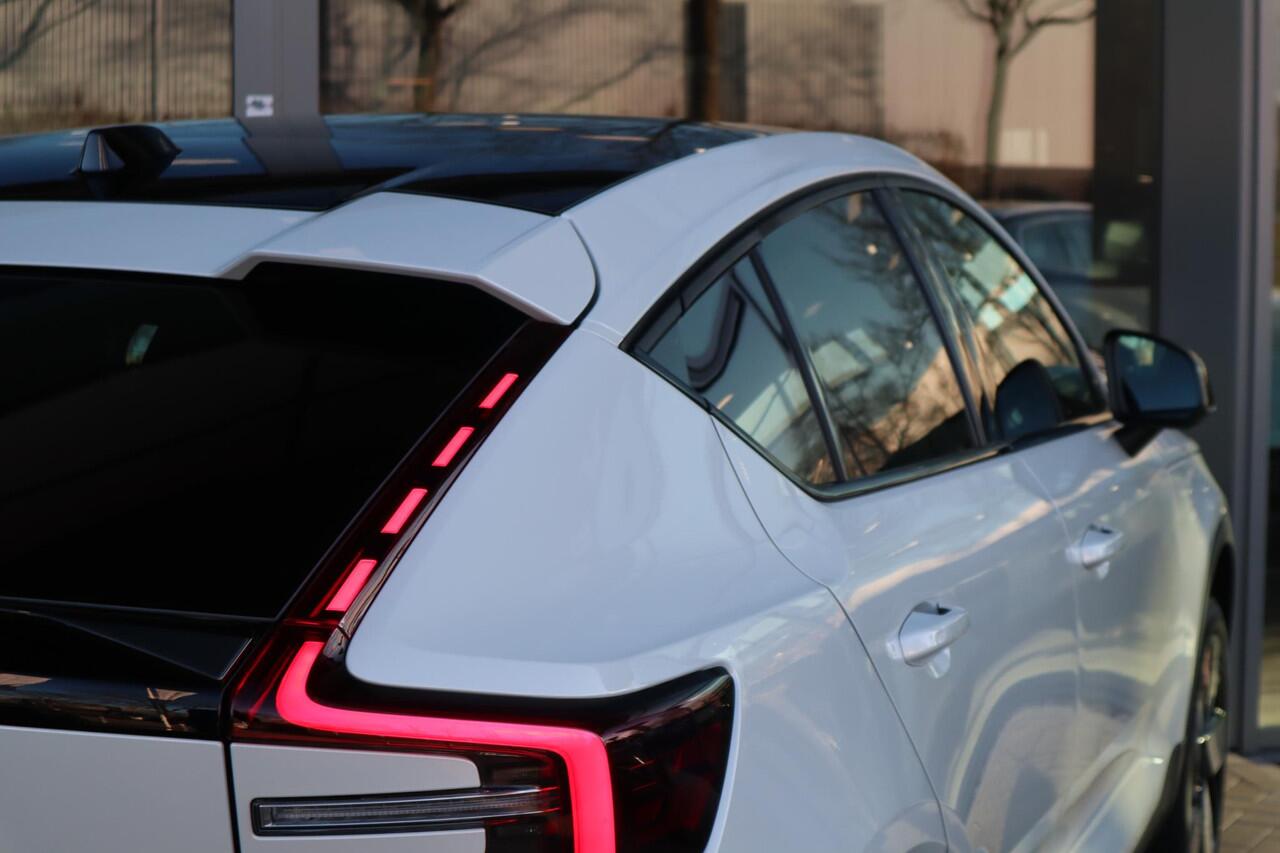 Volvo C40 Single Motor Extended Range Plus l Warmtepomp l Adaptieve Cruise Control met Pilot Assist l Blind Spot Information System l Panoramadak l Verwarmbare voorstoelen l Verwarmbaar stuurwiel l Park Assist voor + achter met camera l 2-zone Electronic Climate Co