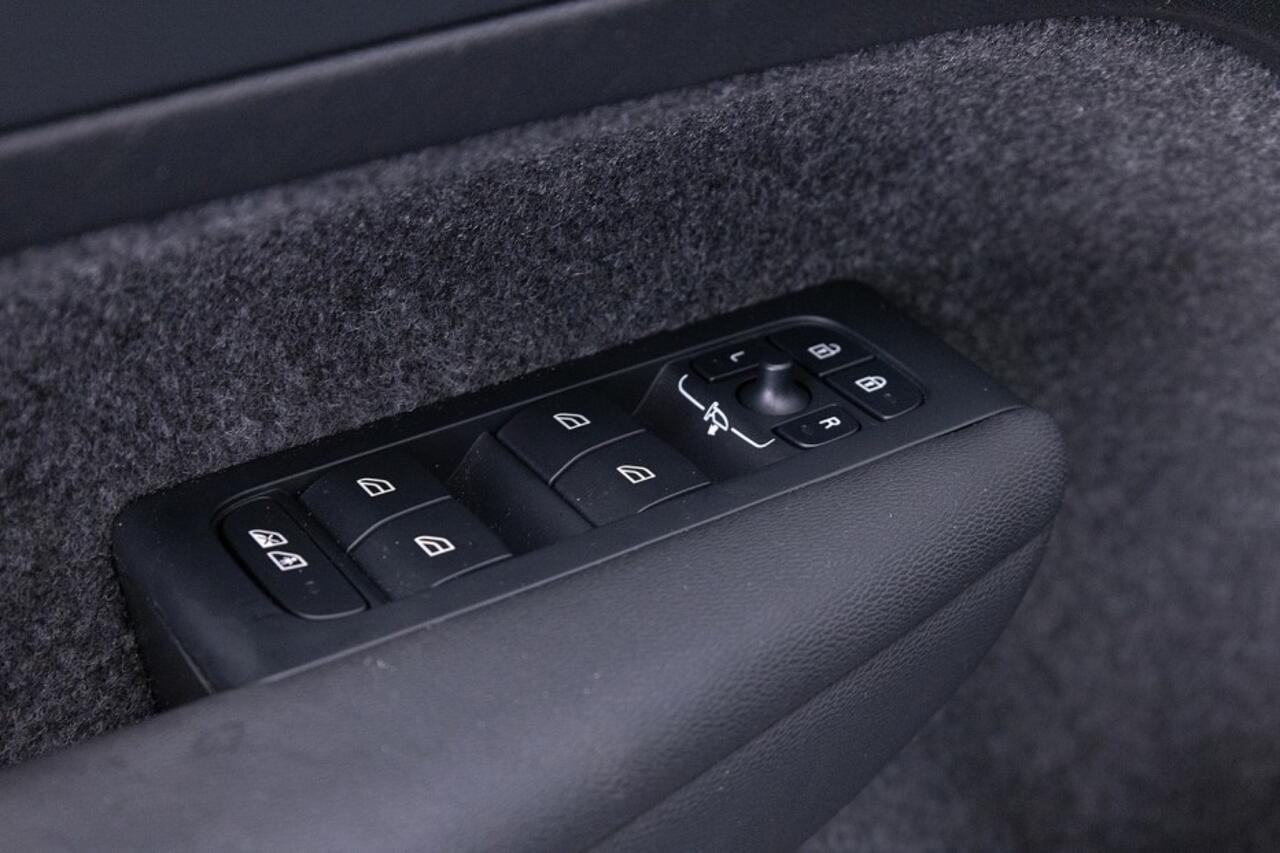 Volvo C40 Extended Range Ultimate 82 kWh | PANORAMADAK | Trekhaak ? 1e Eigenaar | SOH 98,1%