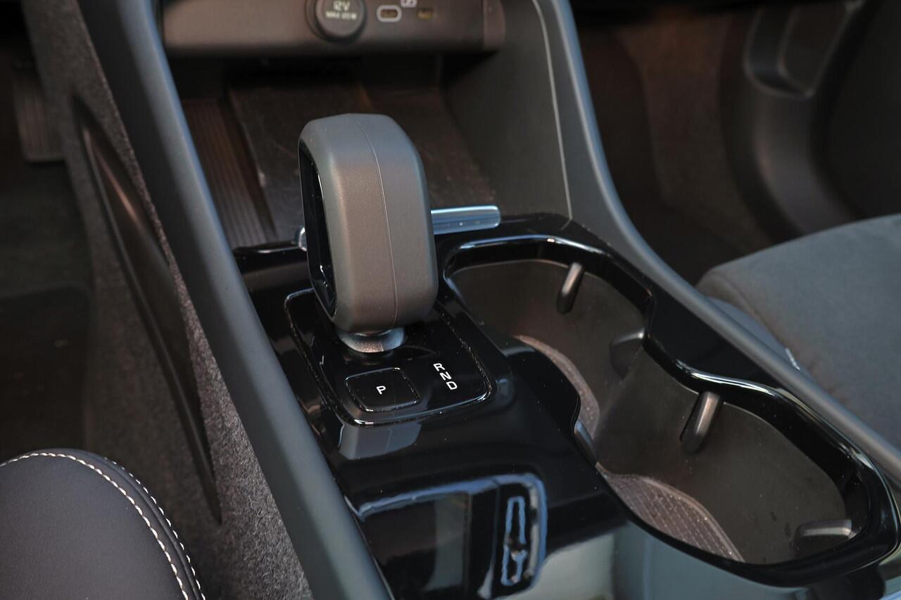 Volvo C40 Extended Range Plus 82 kWh - Panoramadak - IntelliSafe Assist & Surround - Parkeercamera achter - Verwarmde voorstoelen & stuur - Parkeersensoren voor & achter - Draadloze tel. lader - Warmtepomp - High Performance audio- Extra getint glas - Elektr. inkla