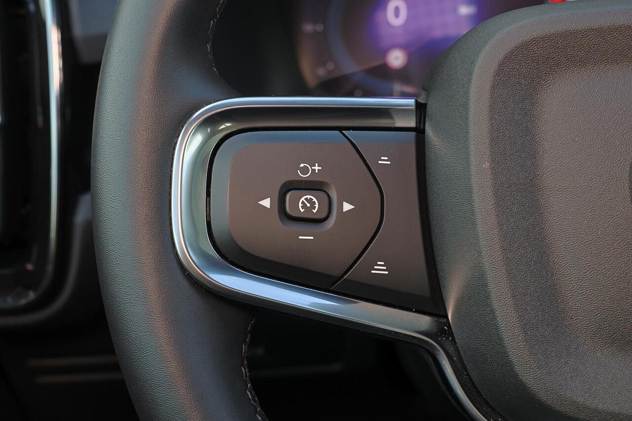 Volvo C40 Extended Range Plus 82 kWh - Panoramadak - IntelliSafe Assist & Surround - Parkeercamera achter - Verwarmde voorstoelen & stuur - Parkeersensoren voor & achter - Draadloze tel. lader - Warmtepomp - High Performance audio- Extra getint glas - Elektr. inkla