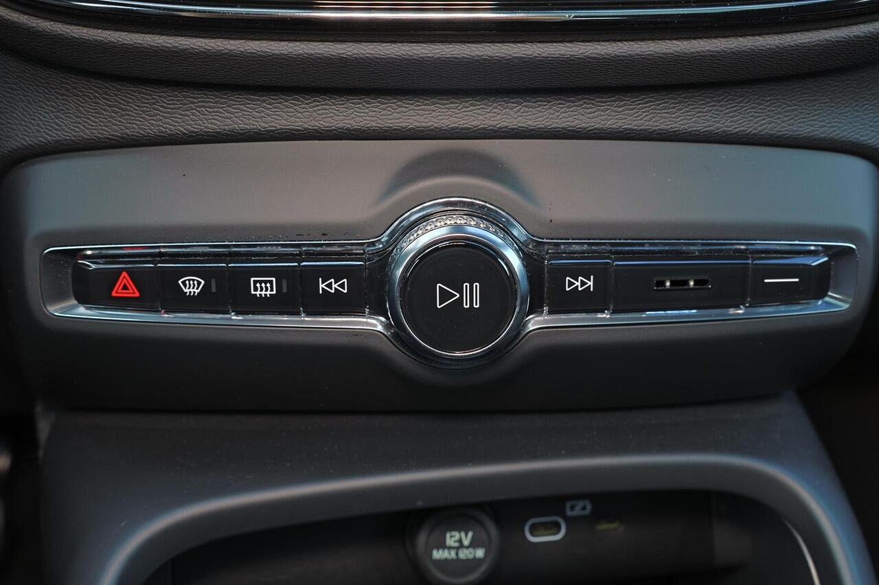 Volvo C40 Extended Range Plus 82 kWh - Panoramadak - IntelliSafe Assist & Surround - Parkeercamera achter - Verwarmde voorstoelen & stuur - Parkeersensoren voor & achter - Draadloze tel. lader - Warmtepomp - High Performance audio- Extra getint glas - Elektr. inkla