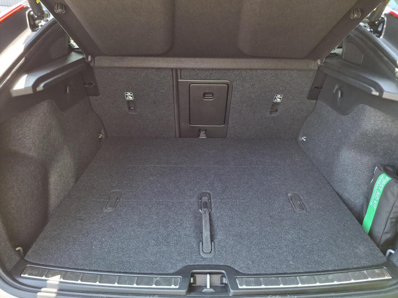 Volvo EC40 Single Motor Extended Range Ultimate 82 kWh | Panoramadak | H&K Audio | 360 camera | Demo | Vraag naar de actuele tellerstand