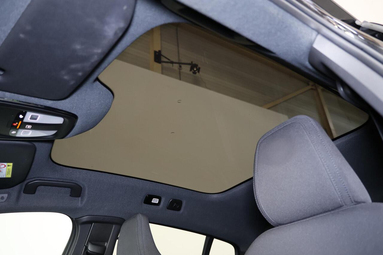 Volvo EC40 Extended Range Ultra Black Ed. 82 kWh - Panoramadak - IntelliSafe Assist & Surround - 360º Camera - Harman/Kardon audio - Verwarmde voorstoelen, stuur & achterbank - Parkeersensoren voor & achter - Elektr. bedienb. voorstoelen met geheugen links - Draadlo