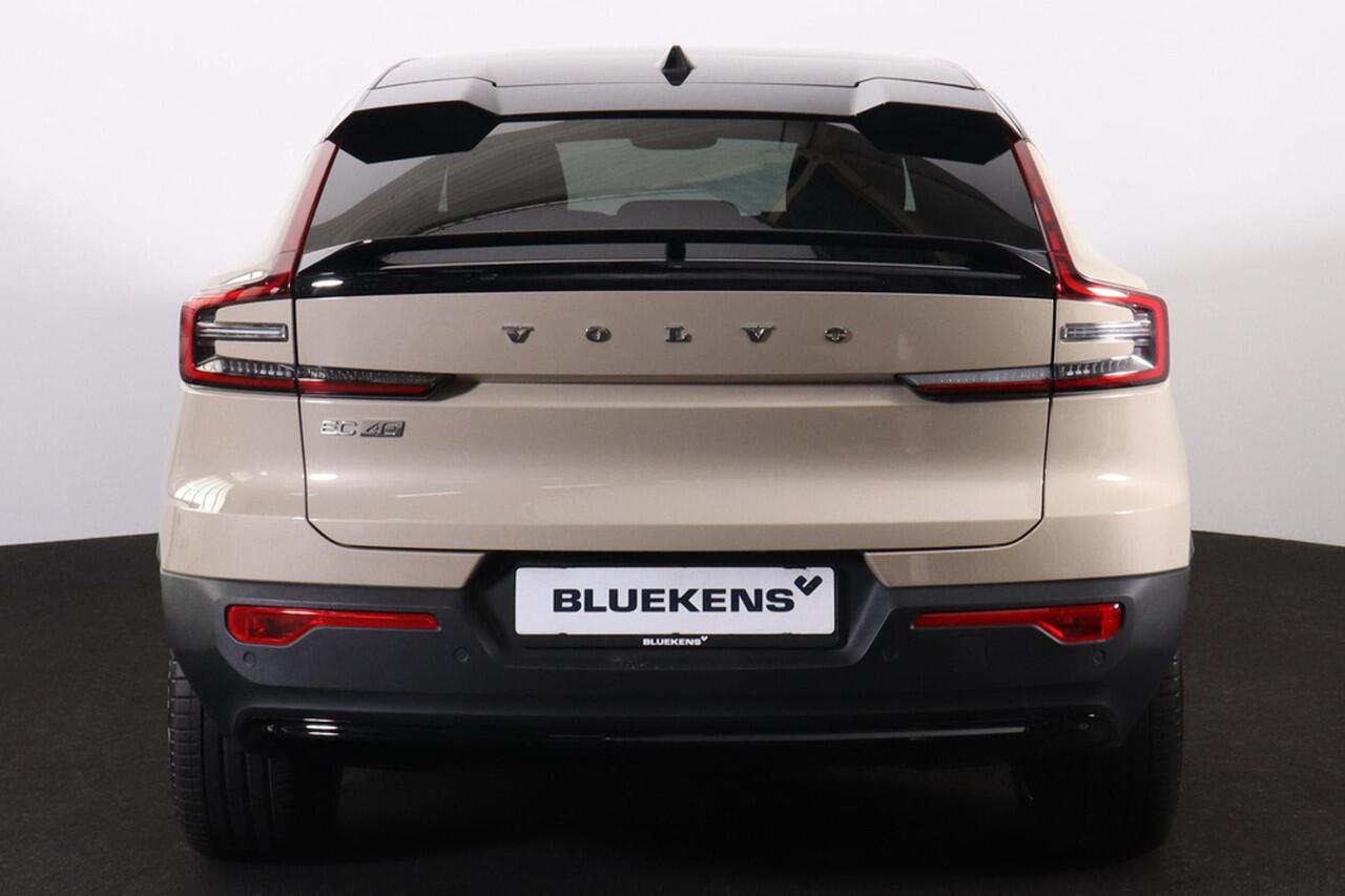Volvo EC40 Performance Ultra 82 kWh - Panoramadak - IntelliSafe Assist & Surround - 360º Camera - Harman/Kardon audio - Verwarmde voorstoelen, stuur & achterbank - Parkeersensoren voor & achter - Elektr. bedienb. voorstoelen met geheugen links - Draadloze tel. lader